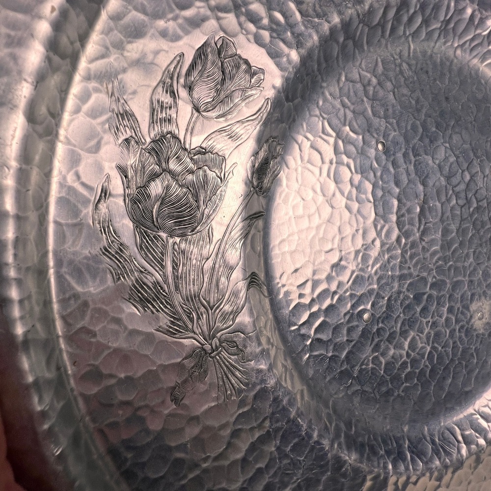 Vintage Hammered Aluminum Footed Serving Tray Silver Tulip Floral Scalloped 14.5 - Picture 7 of 16